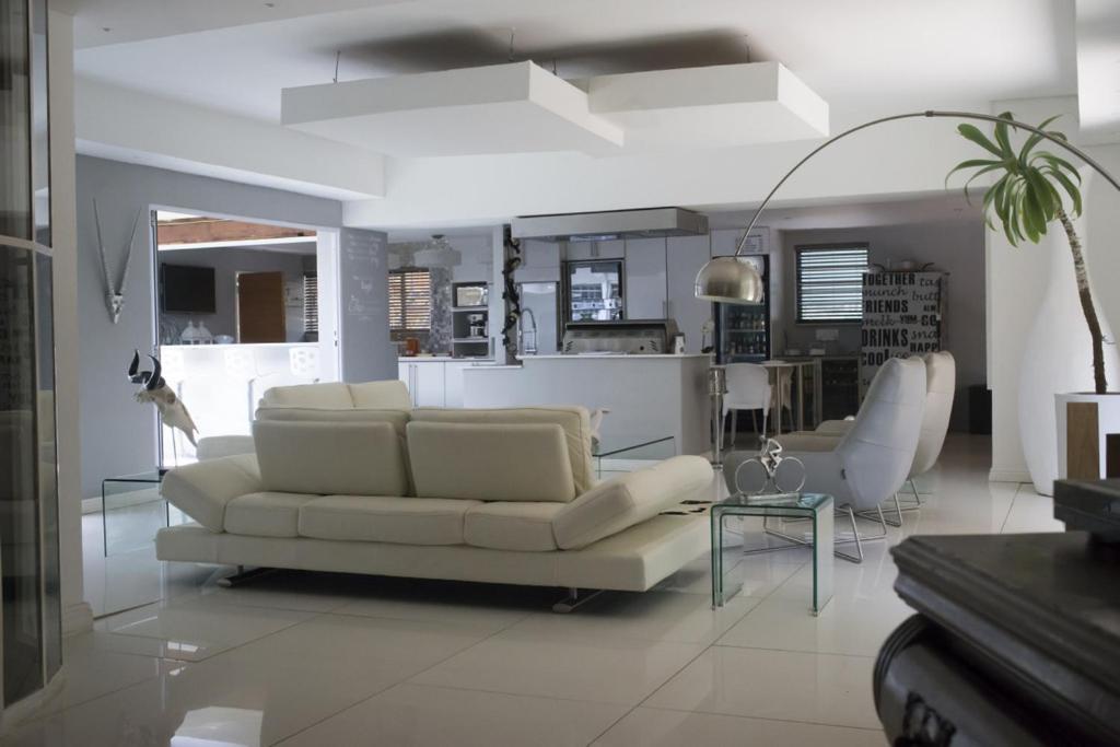 Luxury Upmarket Guesthouse 20 On 4Th Rustenburg Exteriér fotografie