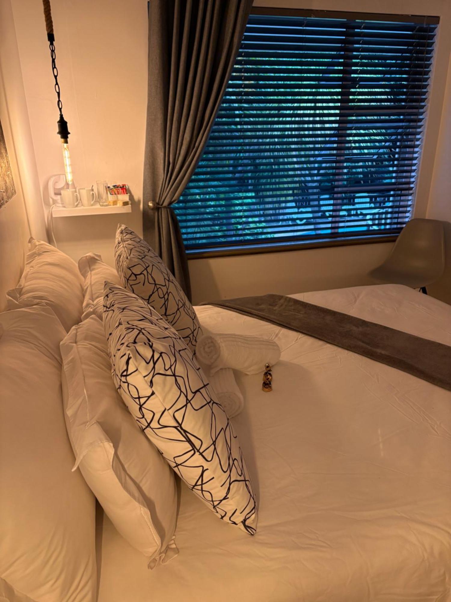 Luxury Upmarket Guesthouse 20 On 4Th Rustenburg Exteriér fotografie